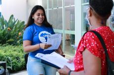 Ato de Panfletagem na entrada da Faculdade de Educao